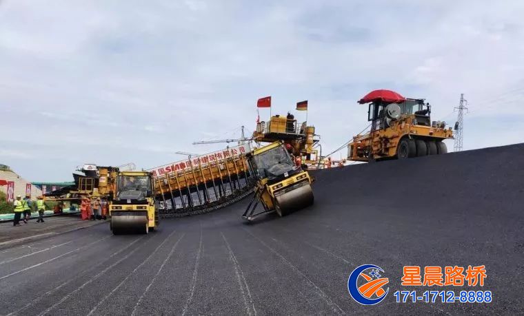 全世界僅有兩臺(tái)的攤鋪機(jī)！高速環(huán)道曲面瀝青攤鋪施工現(xiàn)場(chǎng)！